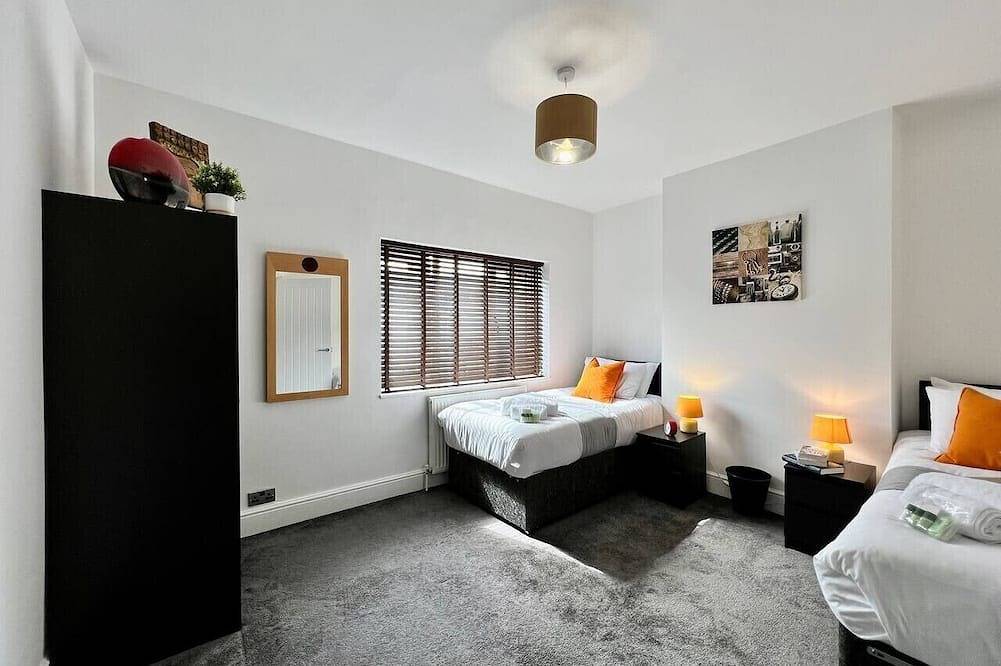 Johnson House - Contractors, Families, Holidays in Cleethorpes, Grimsby and Cleethorpes