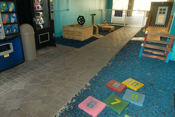 Vacation rental for 12 people, with yard and pool as well as balcony in Okaloosa Island