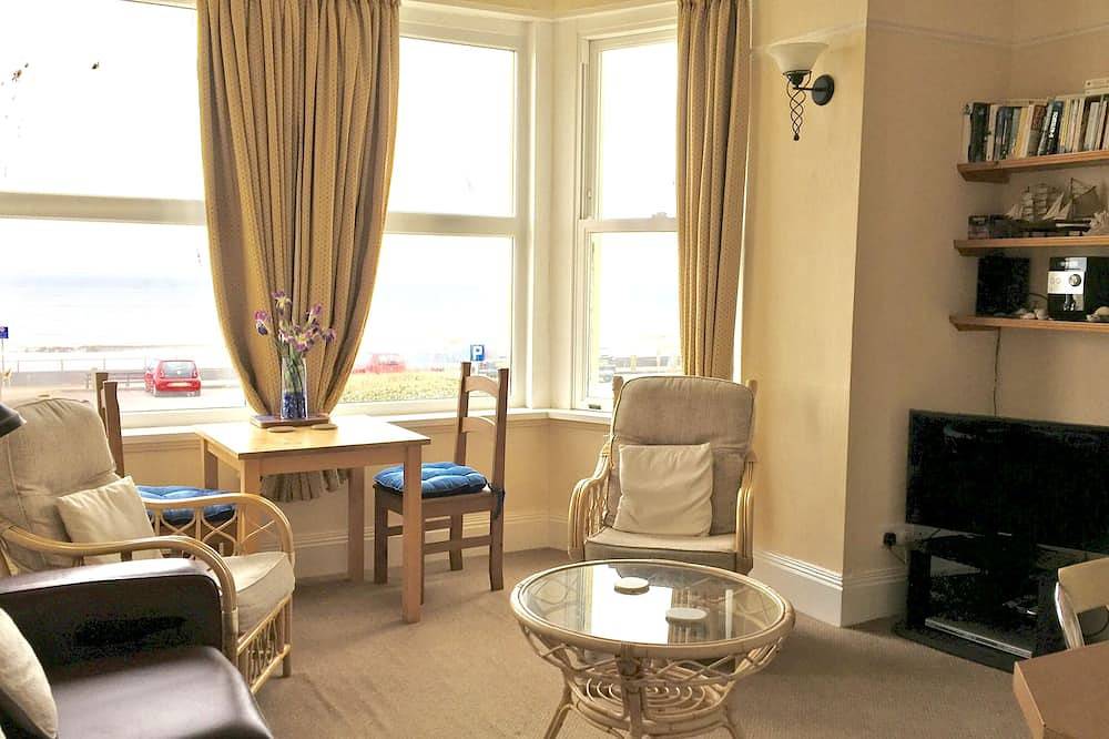 Entire apartment, First floor seaside apartment with balcony and spectacular sea views. in Tywyn, Snowdonia