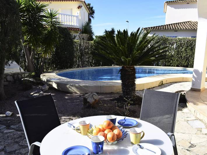 Chalet für 4 Personen, mit Terrasse und Garten in Oliva