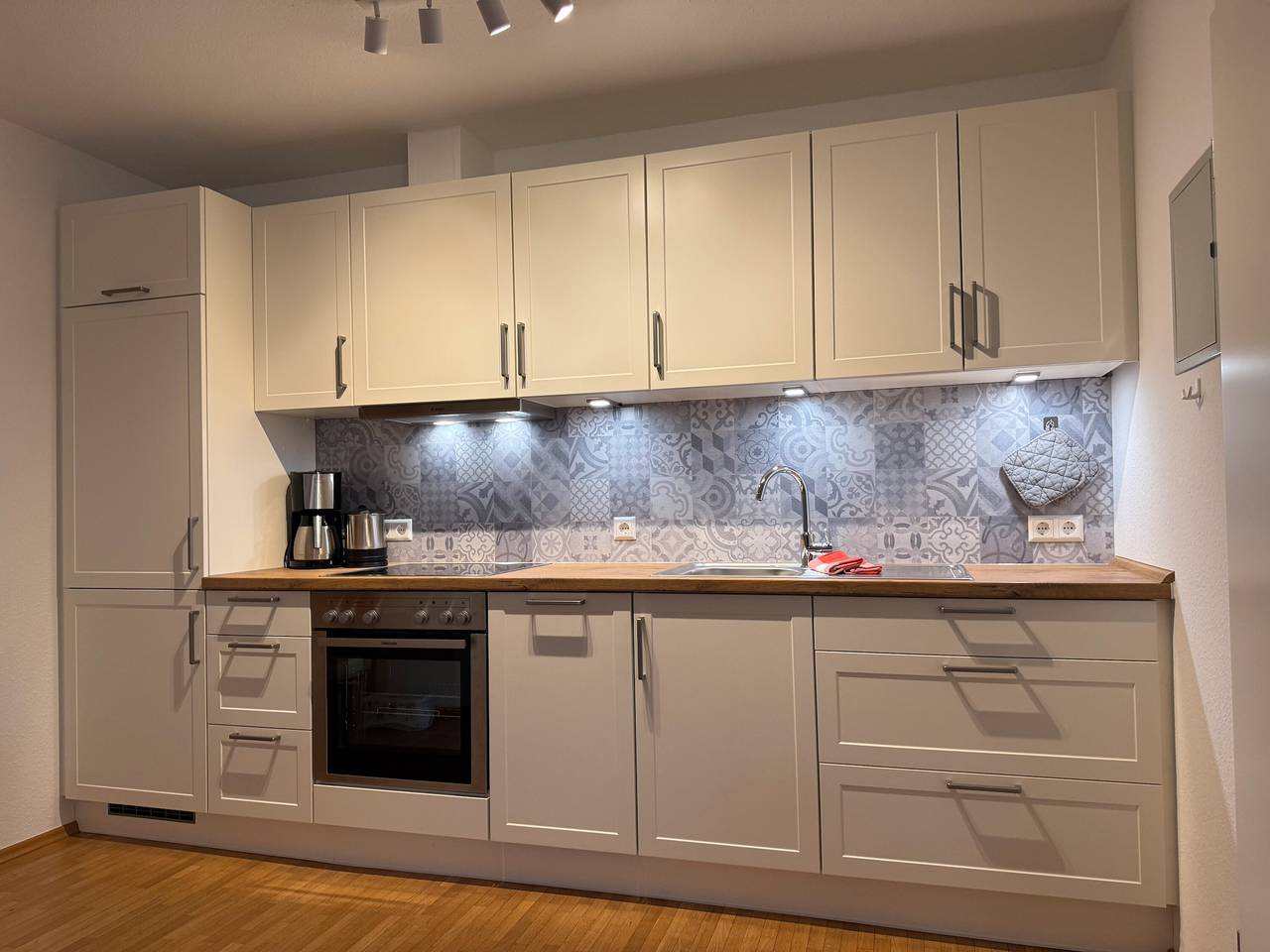 Entire apartment, Holiday Apartment 'Jägerstube' with Shared Terrace, Shared Garden and Wi-Fi in Wilhelmsdorf, Nördlicher Bodensee region