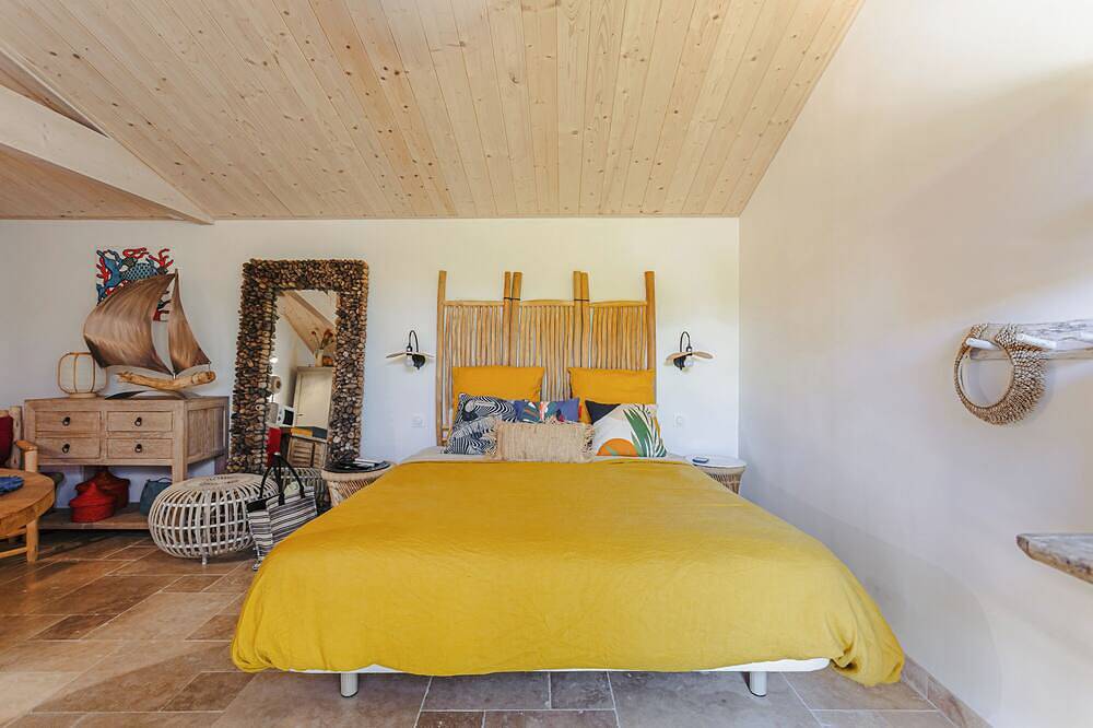 Bed and Breakfast 'Esprit Rétais' with Air Conditioning in Sainte-Marie-de-Ré, Ile de Re