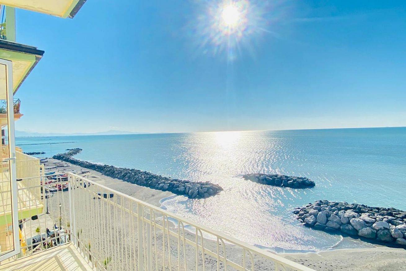 Apartamento entero, Seaview Balcony Apartment - 5mt from the beach! x6 in Salerno, Costa tirrenica campania