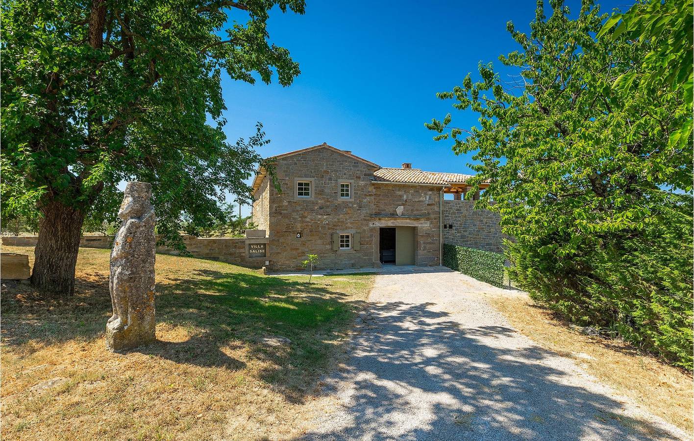 Geräumige 2-Zimmer-Wohnung mit Pool und Garage – WLAN inklusive! in Buzet, Zentralistrien