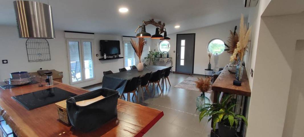 Location de vacances pour 8 personnes, avec jardin et vue ainsi que piscine et terrasse, animaux acceptés à Thézan-lès-Béziers - 2