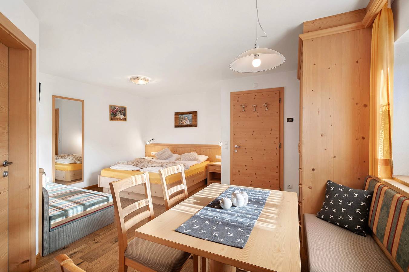 Entire studio, Studio Apartment 'Apartment Ramei' with Mountain View, Shared Garden and Wi-Fi in La Val, Dolomiti Superski