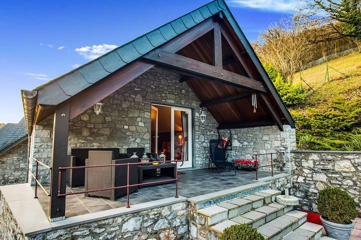 Location de vacances pour 12 personnes, avec Terrasse et Jardin ainsi que Piscine et Sauna à Maredsous