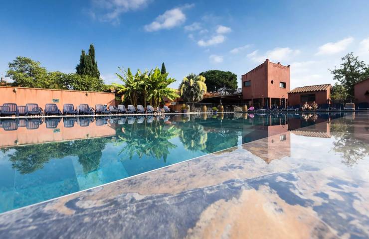 Camping pour 4 personnes, avec terrasse et piscine, animaux acceptés dans le Languedoc-Roussillon