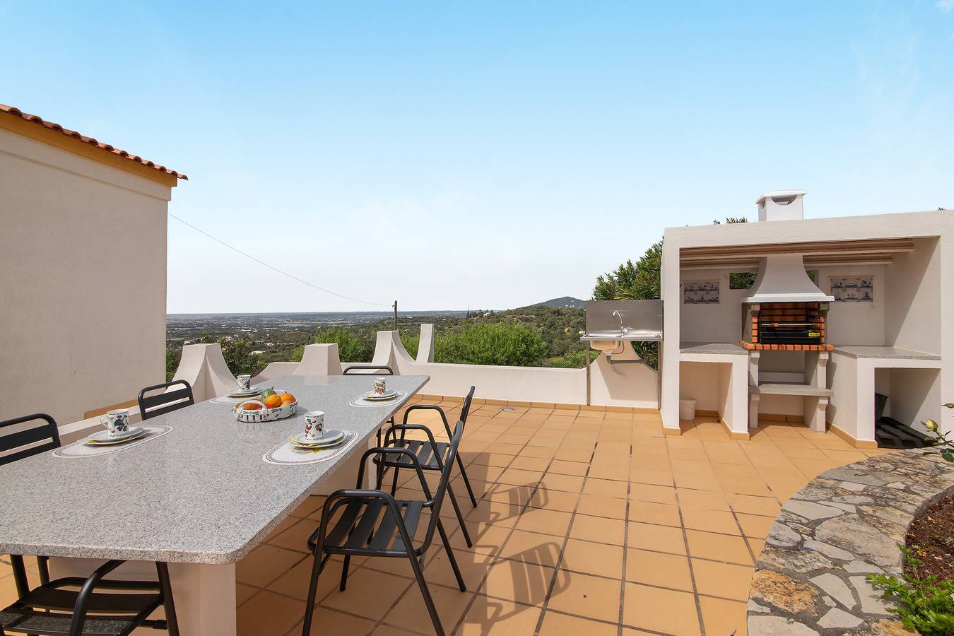 Vakantiehuis 'Leo' met Uitzicht op Zee, Wi-Fi en Airconditioning in Faro, Faro District