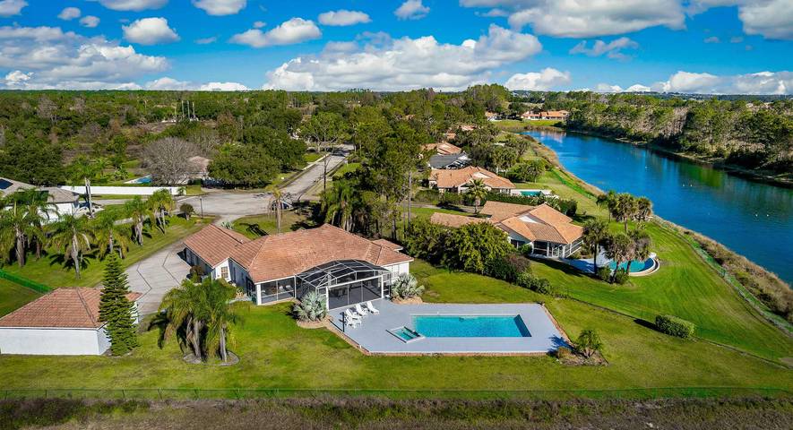 Vacation rental for 8 people, with lake view and yard as well as terrace, with pets in Lake County