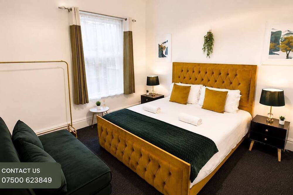 Entire apartment, Stay in this lovely home, perfect for large families & groups for a comfortable and convenient visit by Shm Stays Group. The space is bright, welcoming, and ideal for both short and longer stays. Close to local shops, transport links, and amenities. in Birmingham, Birmingham Area