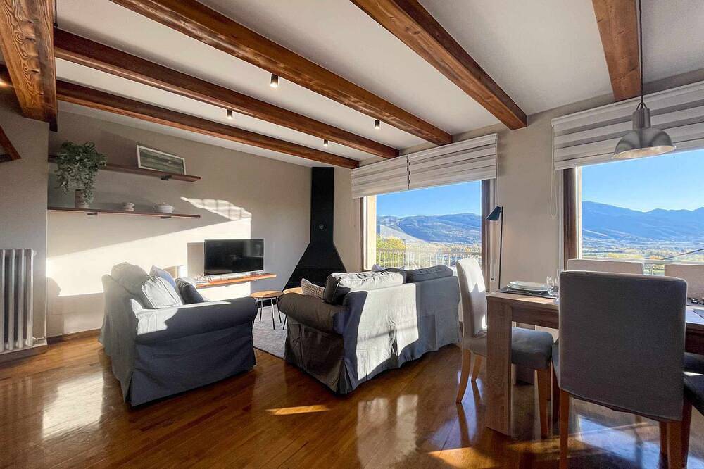 Entire apartment, Puigcerdà Cal Gatesques 1 in Puigcerdà, Catalan Pyrenees