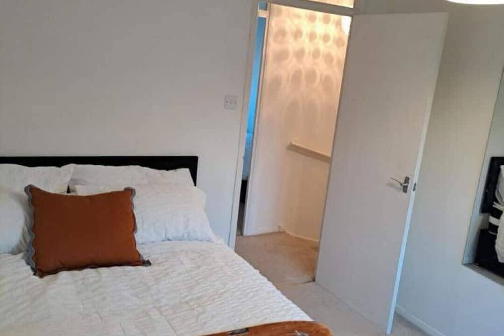 Two-bed house, Dartford. 5 min away from the train station and town centre! in Dartford, Kent