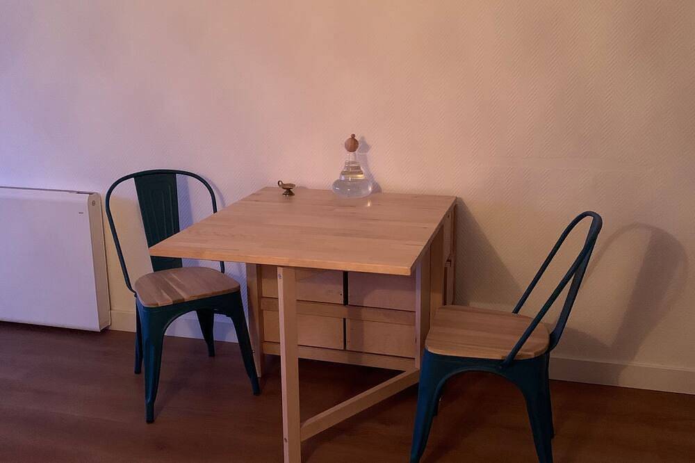 Entire apartment, 5 mns walk from the beach with beautiful view of the port and ponds in Frontignan, Côte d'Améthyste
