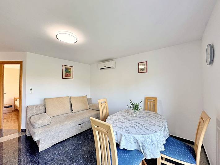 Ganze Wohnung, Ferienwohnung 250 m vom Meer entfernt, Balkon, privater Parkplatz, Grill in Soline, Krk
