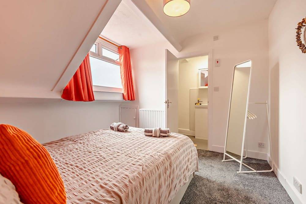 Dizzy Heights Spacious Swanage Townhouse & Views Sleeps 10 in Swanage, Dorset