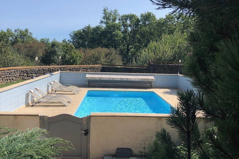 Casa rural de 60 m2 restaurada con mucho carácter y con una terraza muy agradable. in Saint-Alyre-ès-Montagne, Parque Natural Regional Volcans d'Auvergne