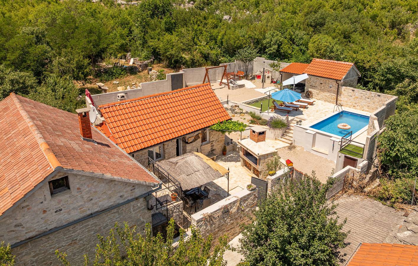 Geräumige 2-Zimmer-Wohnung mit Pool, WLAN und Terrasse in Grad Benkovac, Zadar