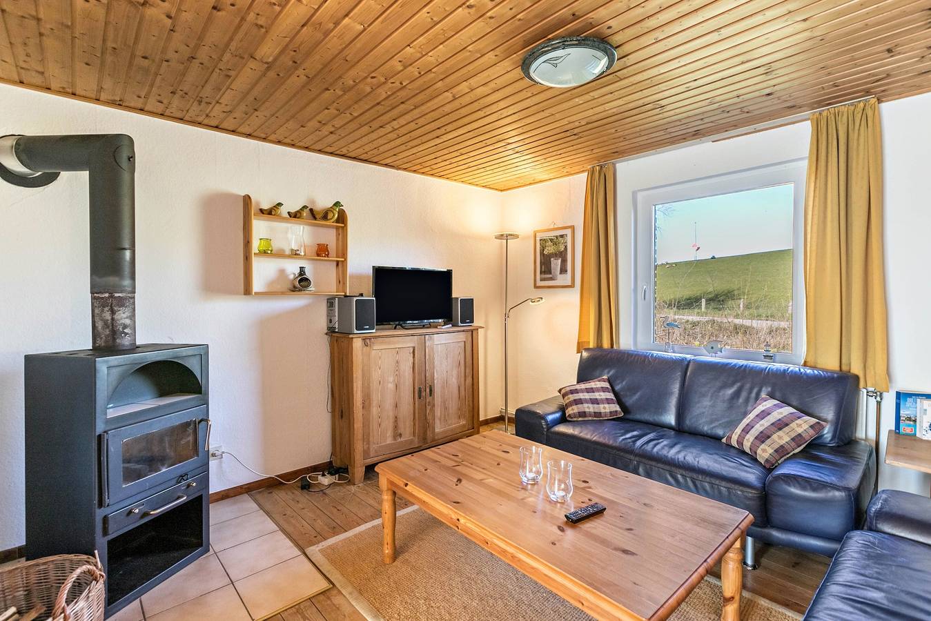 Entire apartment, Comfortable Apartment “Deichgraf 1” close to the Sea with Wi-Fi in Friedrichskoog, Dithmarschen