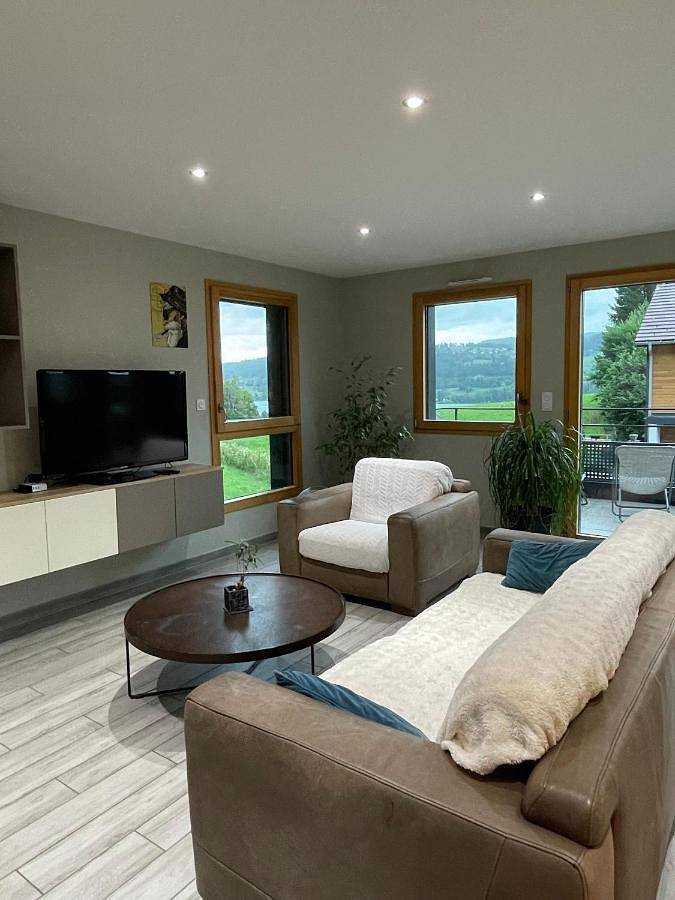 Gîte pour 4 personnes, avec balcon et vue sur le lac à Les Grangettes