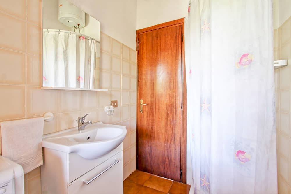 Ganze Wohnung, Apartment mit Terrasse mit Seeblick und privatem Garten in Strandnähe in Gradoli, Bolsenasee