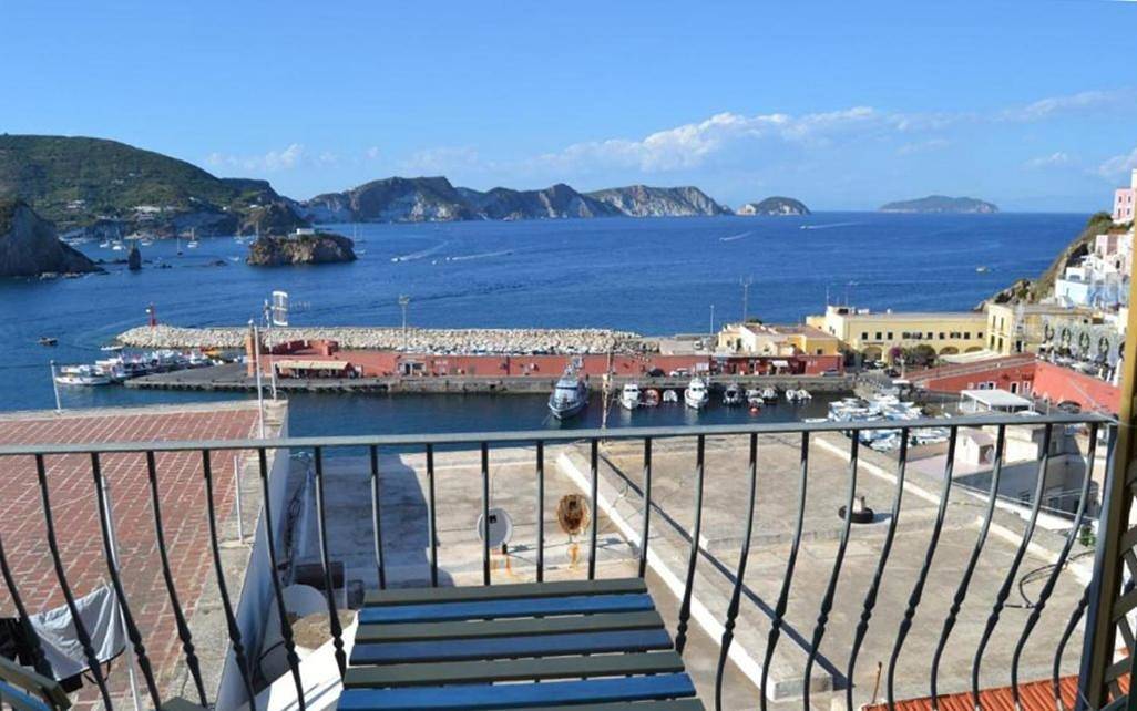 Maridea - Camere con vista al Porto in La parata, Ponza