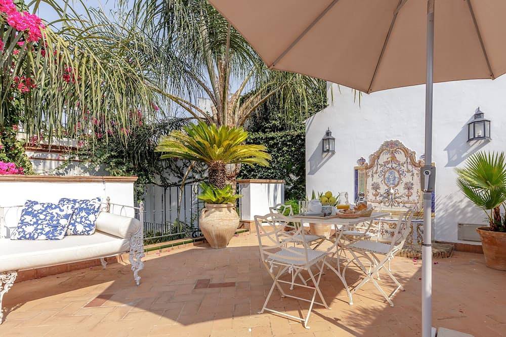Entire apartment, Sleep in a 17th century stately palace home in Casco Antiguo, Sevilla