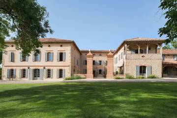 Gîte pour 26 personnes, avec jacuzzi à Marzens