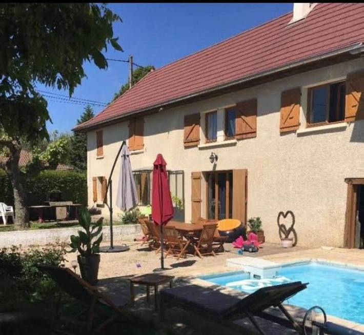 Gîte pour 6 personnes, avec terrasse ainsi que jardin et piscine à Faverges-de-la-Tour