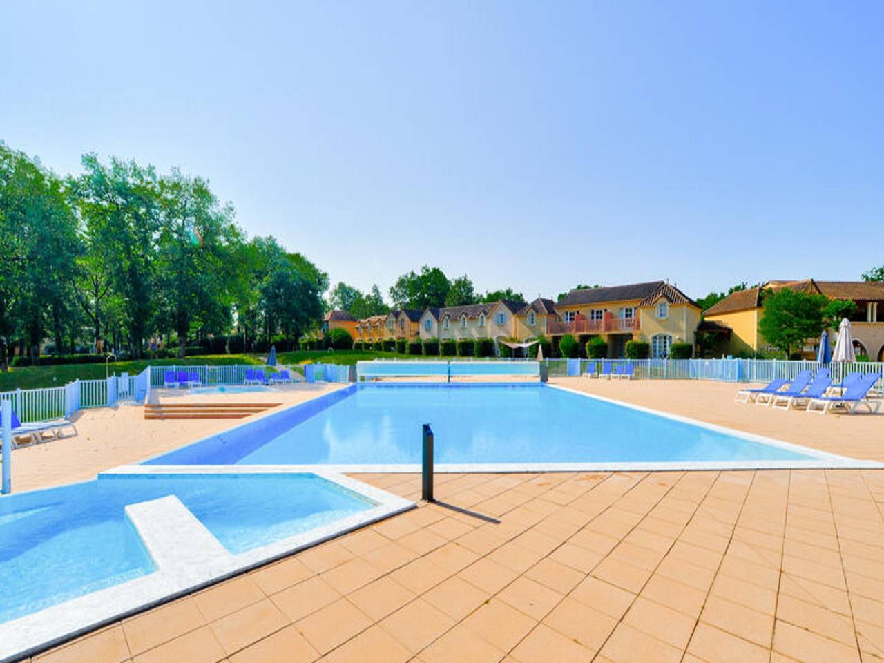 Entire apartment, Apartment in Monflanquin by Scenic Lake in Monflanquin, Villeneuve-sur-Lot region