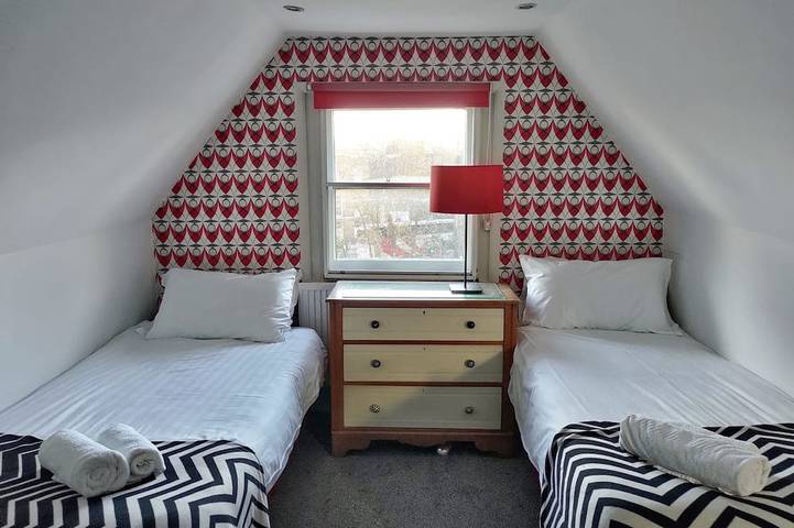 The Camden Chic Townhouse - accommodates 14 guests in vibrant Camden Town in Camden, Londra