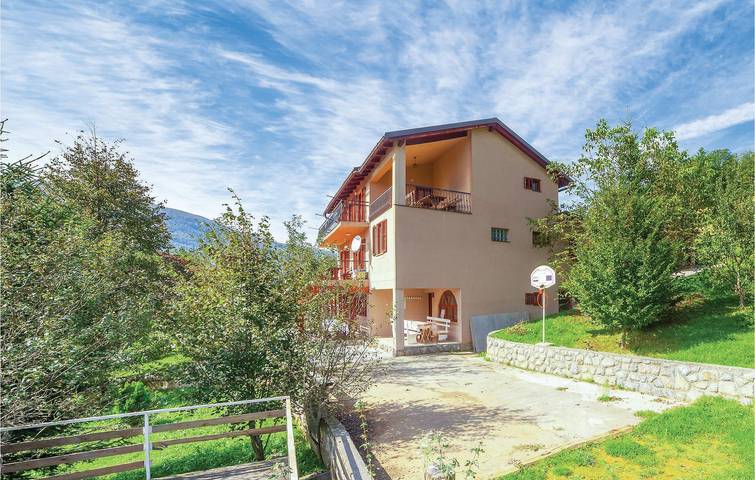 Geräumige 2-Zimmer-Wohnung mit Pool, Terrasse und WLAN in Crni Kal, Lika-Senj
