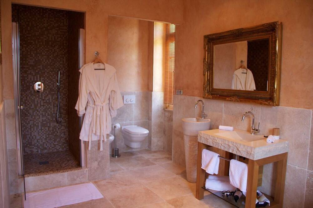 Luxury Renovated Castle Beguin - 18 rooms for max 40/50 persons, pool, tennis... in Lurcy-Lévis, Allier