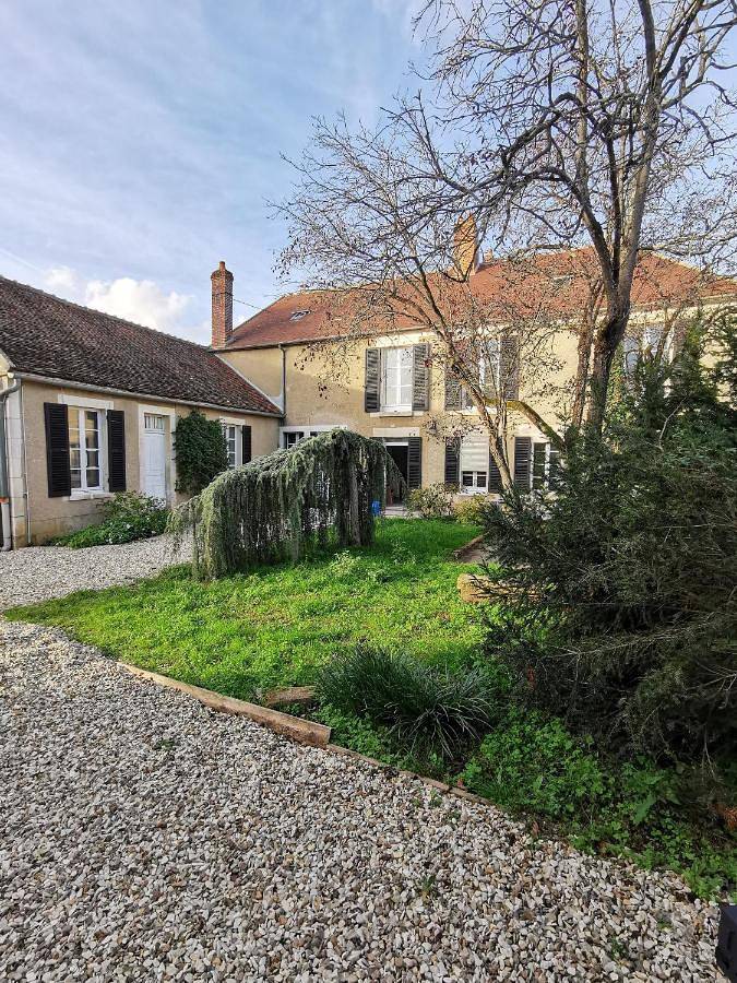 Location de vacances pour 12 personnes, avec Terrasse et Jardin dans Beaumont (Yonne)