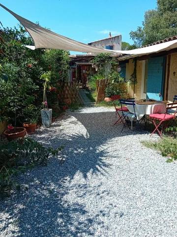 Gîte pour 3 personnes, avec terrasse et vue à Meynes