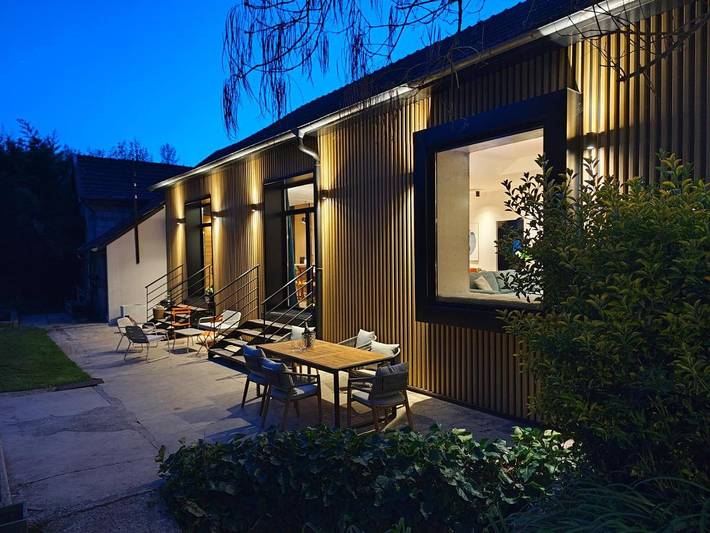 Location de vacances pour 8 personnes, avec vue sur le lac ainsi que vue et jardin à Saint-Clair-de-la-Tour