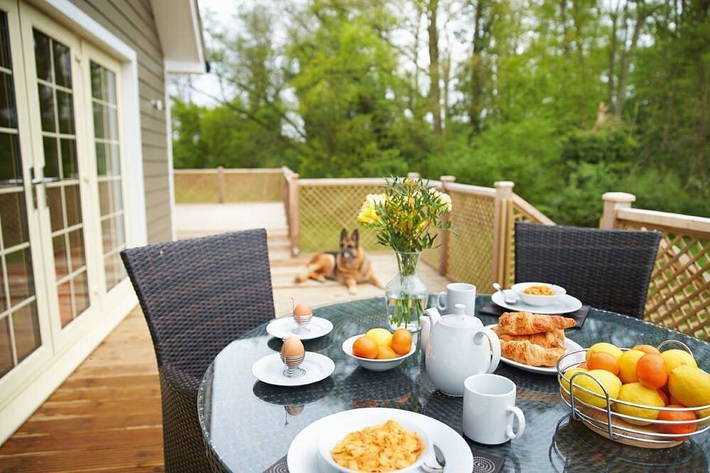 Campion Lodge holiday cottage is located near Colchester and set in some amazing natural beauty. in Wakes Colne, Colchester