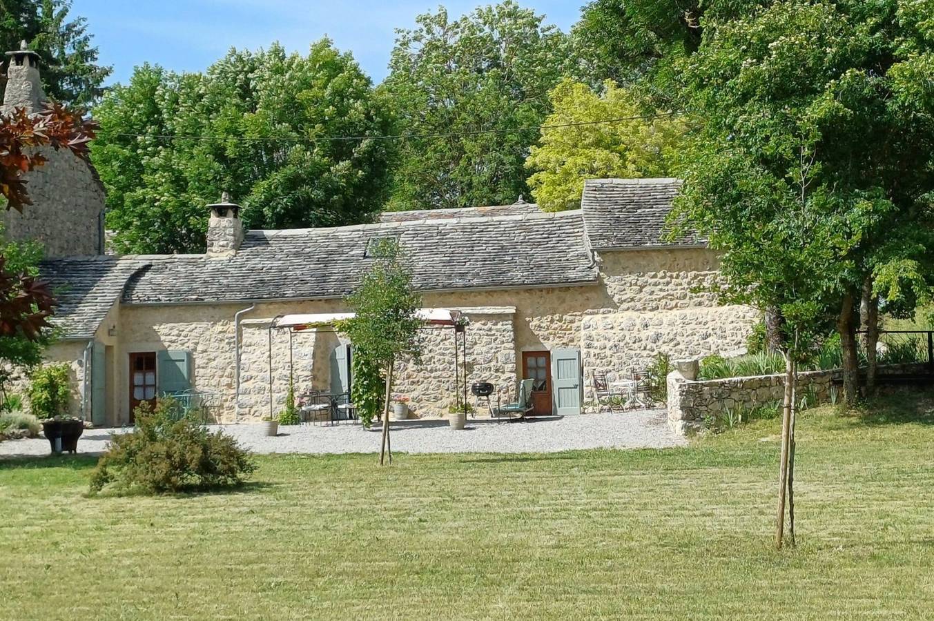 Location saisonnière "Le Passé Composé" terrain de pétanque privé in Millau, Parc naturel régional des Grands Causses