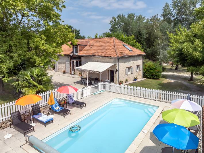 Gîte pour 12 personnes, avec jardin, animaux acceptés à Limeyrat