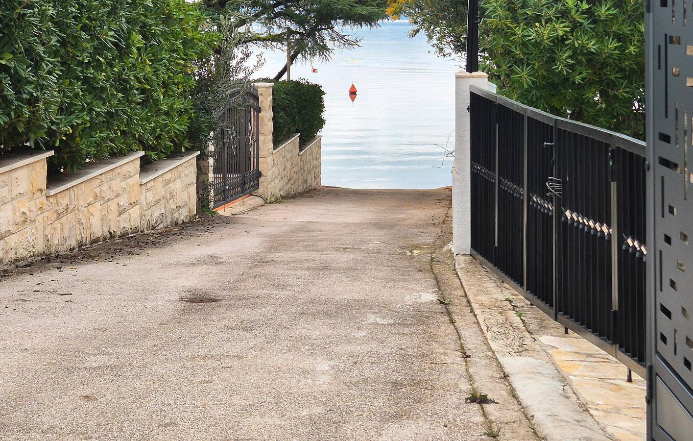 Ganze Ferienwohnung, Gemütliches Apartment mit Terrasse, WLAN, Klimaanlage und Parkplatz, 2,5 km vom Strand von Galesnica entfernt in Zaboric, Šibenik-Knin