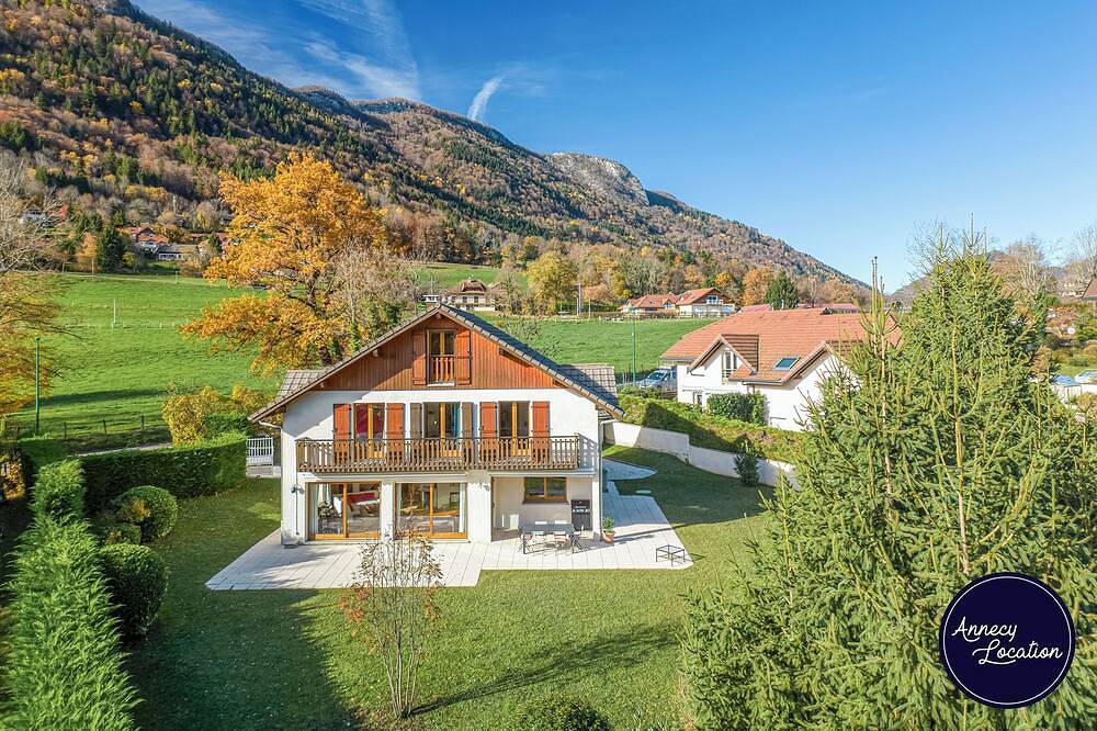 Appartement entier, À seulement 2 km du lac d’Annecy et du charmant village de Menthon-Saint-Bernard, L’Écrin de Bluffy vous accueille dans un cadre paisible entre lac et montagnes. in Menthon-Saint-Bernard, Région d'Annecy