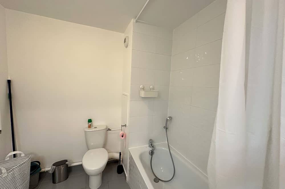 Appartement entier, Cosy 2 pièces avec Parking près Gare Hôtel de Ville Courneuve in La Courneuve, Seine-Saint-Denis