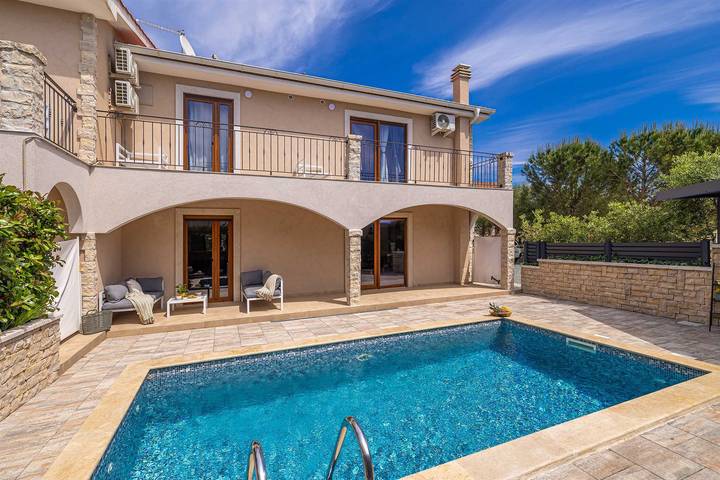 Ferienwohnung für 8 Personen, mit Garten und Pool