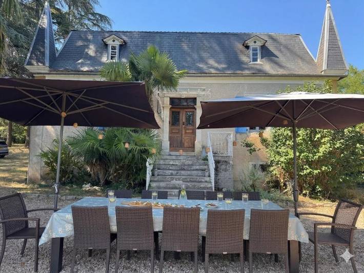 Location de vacances pour 12 personnes, avec jardin ainsi que piscine et vue à Tour-de-Faure