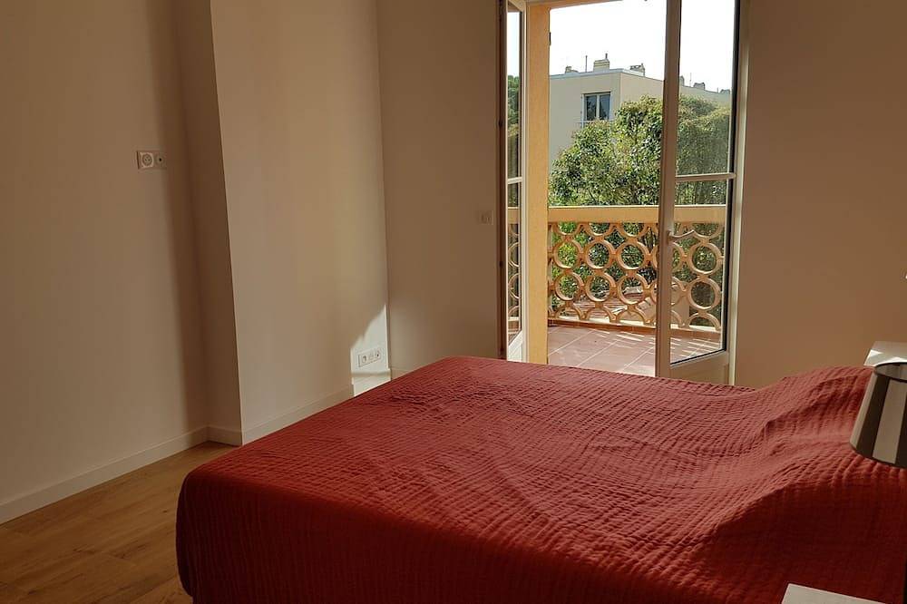 Town House 5 Rooms with Garden. 300 meters Port, Center and Beaches in Bandol, Toulon region