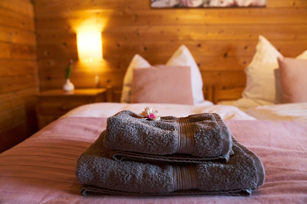Ganze Wohnung, Blockhausflair inmitten von Bergwiesen und Wald, riesige Terrasse und Garten in Suhl, Rennsteig