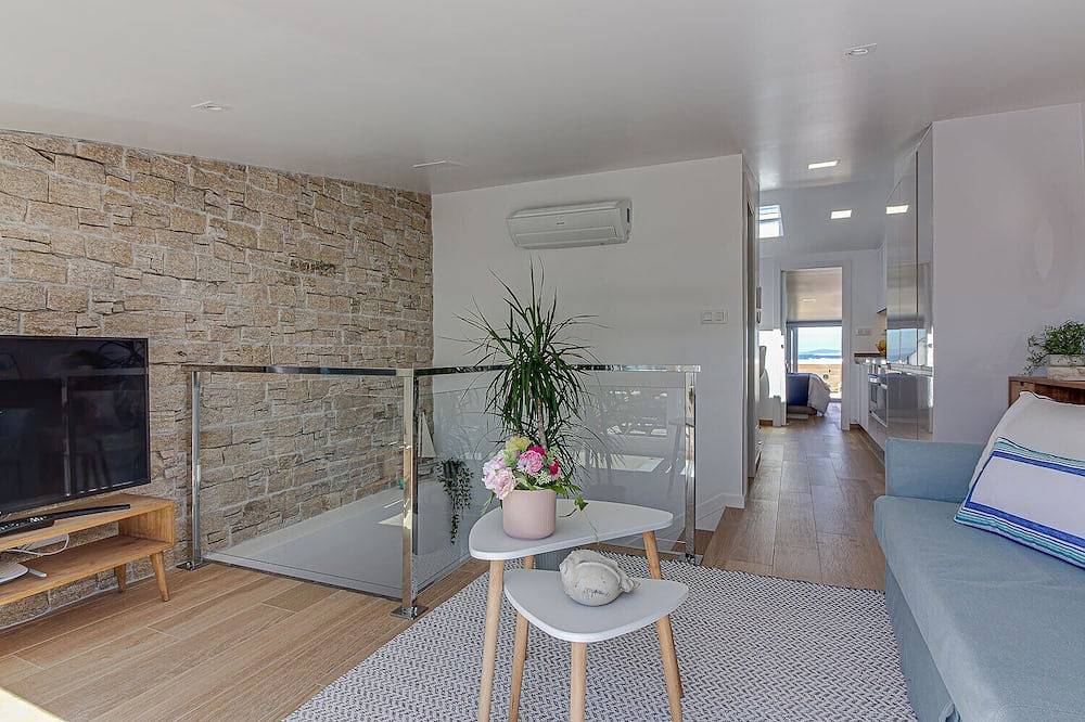 Ganze Wohnung, In Caión: Attic-Suite with 2 terraces and Jacuzzi on the seafront in Caión, Laracha