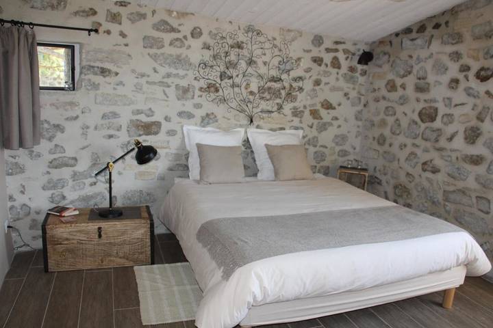Location de vacances pour 2 personnes, avec Balcon et Jacuzzi ainsi que Jardin et Piscine à Chomérac - 2