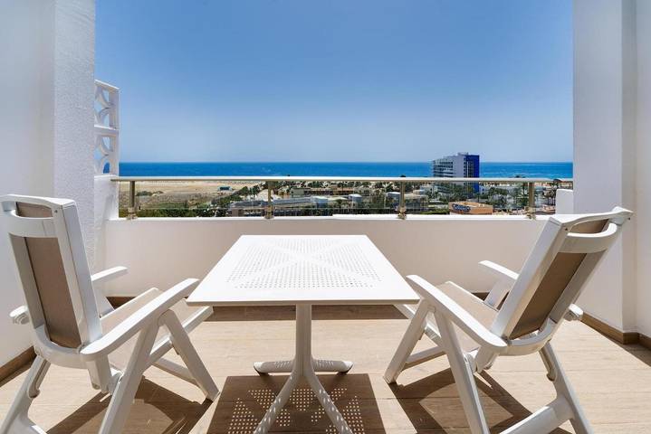 Appartement de vacances pour 4 personnes, avec vue et bassin pour enfant ainsi que terrasse et piscine