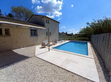 Gîte pour 8 personnes, avec piscine ainsi que terrasse et jardin à Roaix
